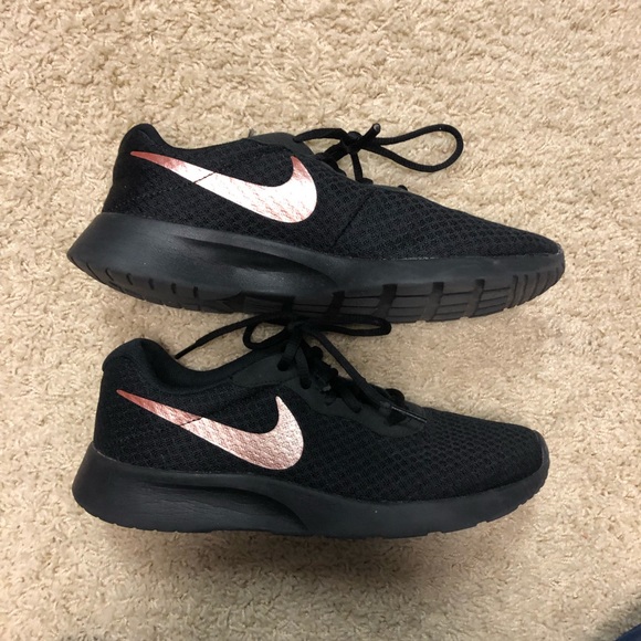 nike tanjun womens black and rose gold